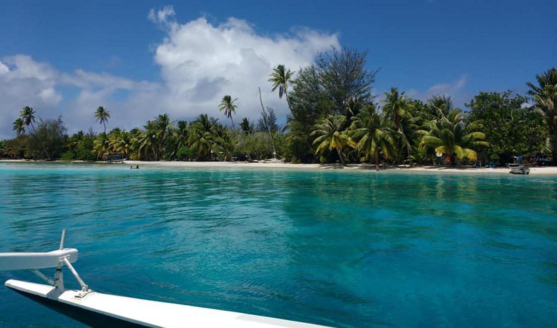 panorama depuis votre bateau de l'île de Huahine durant votre voyage en Polynésie