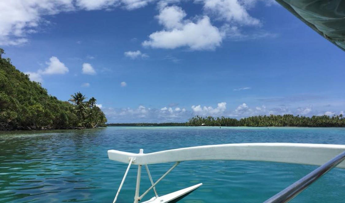 panorama depuis votre pirogue autour de l'ile de Huahine durant votre voyage en Polynésie