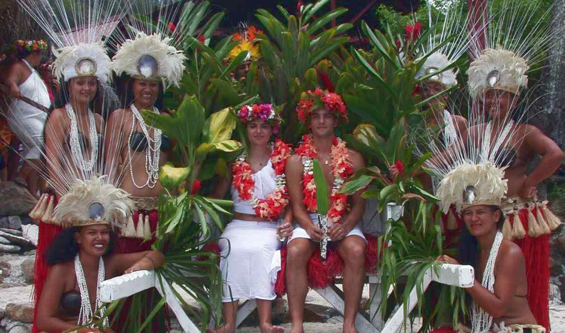 mariage tahitien avec danseurs à Moorea au Tiki VIllage pendant votre voyage en Polynésie