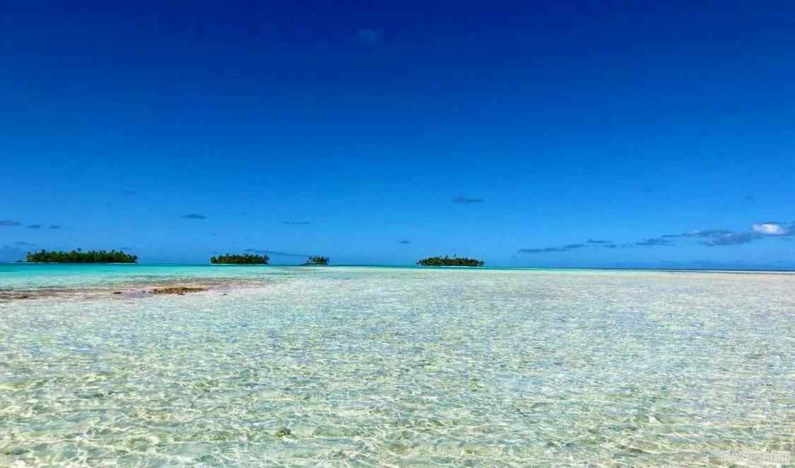 véritable piscine naturelle au lagon bleu à Rangiroa à faire durant votre voyage en Polynésie