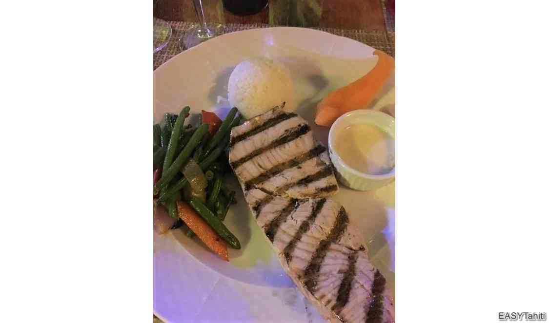 votre plat de poisson grillé au restaurant à Bora Bora pendant votre voyage de noces