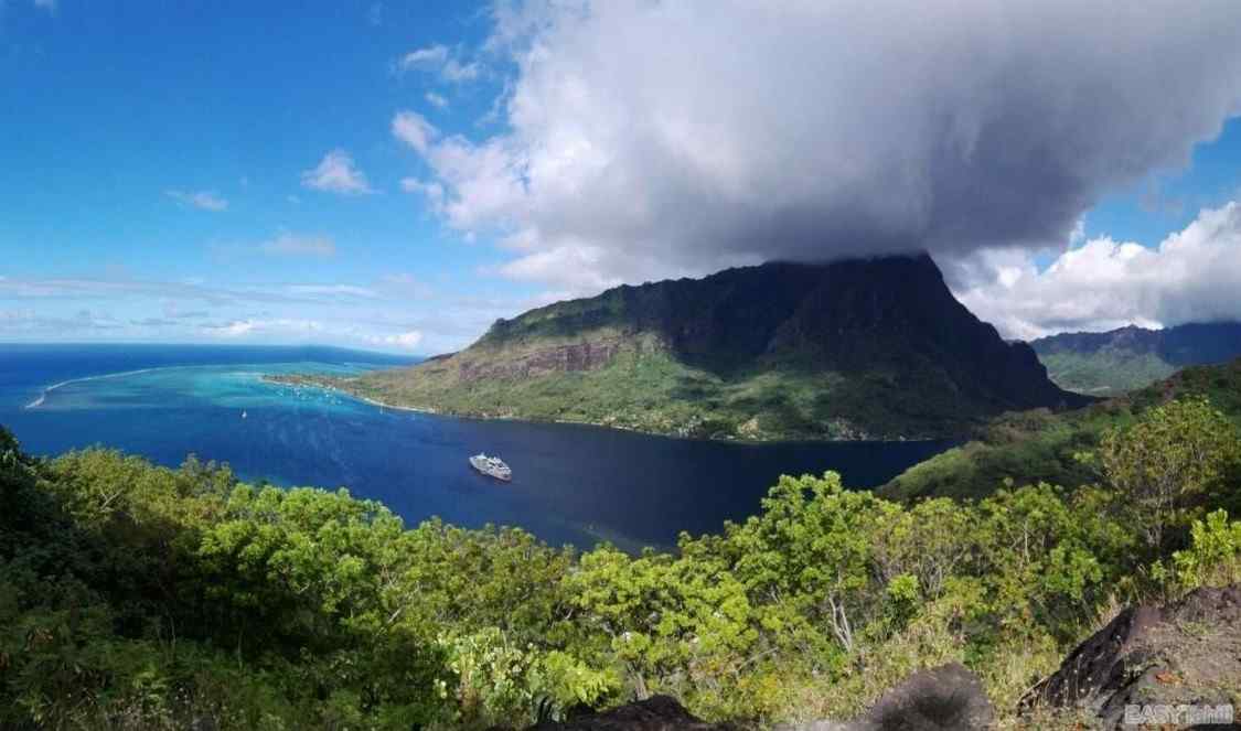 point de vue sur les baies de Moorea durant votre voyage en Polynésie