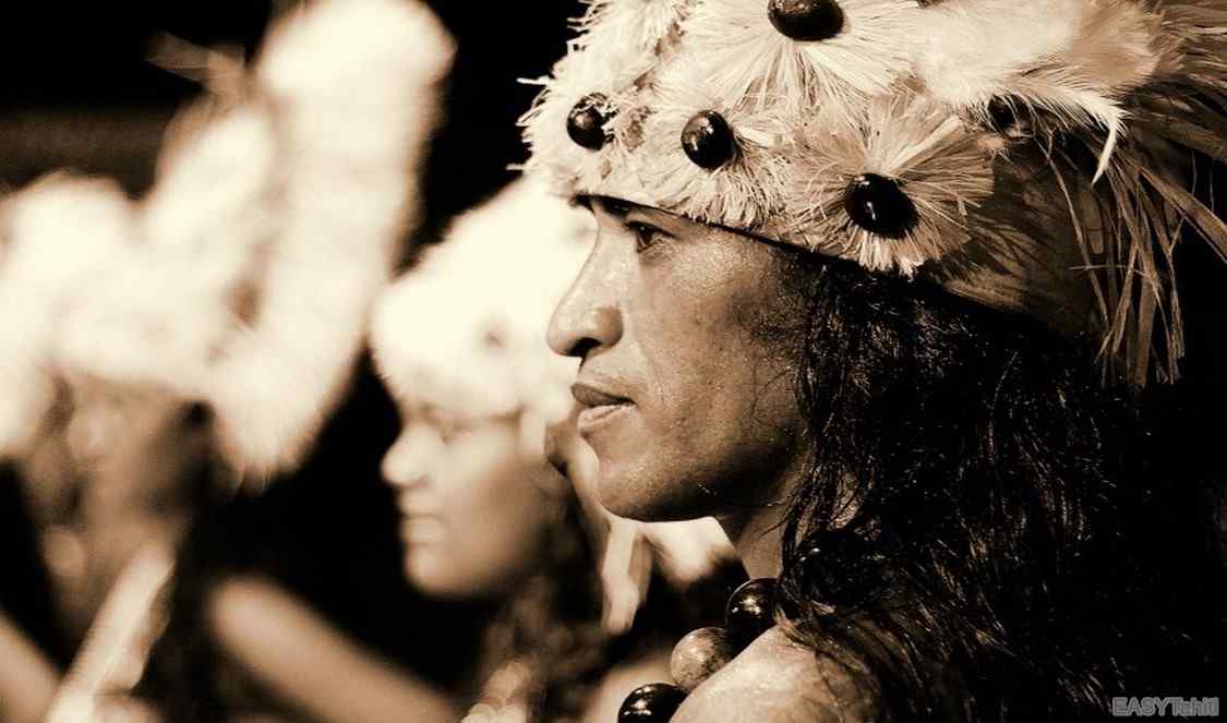 danseur tahitien avec costume traditionnel à Moorea