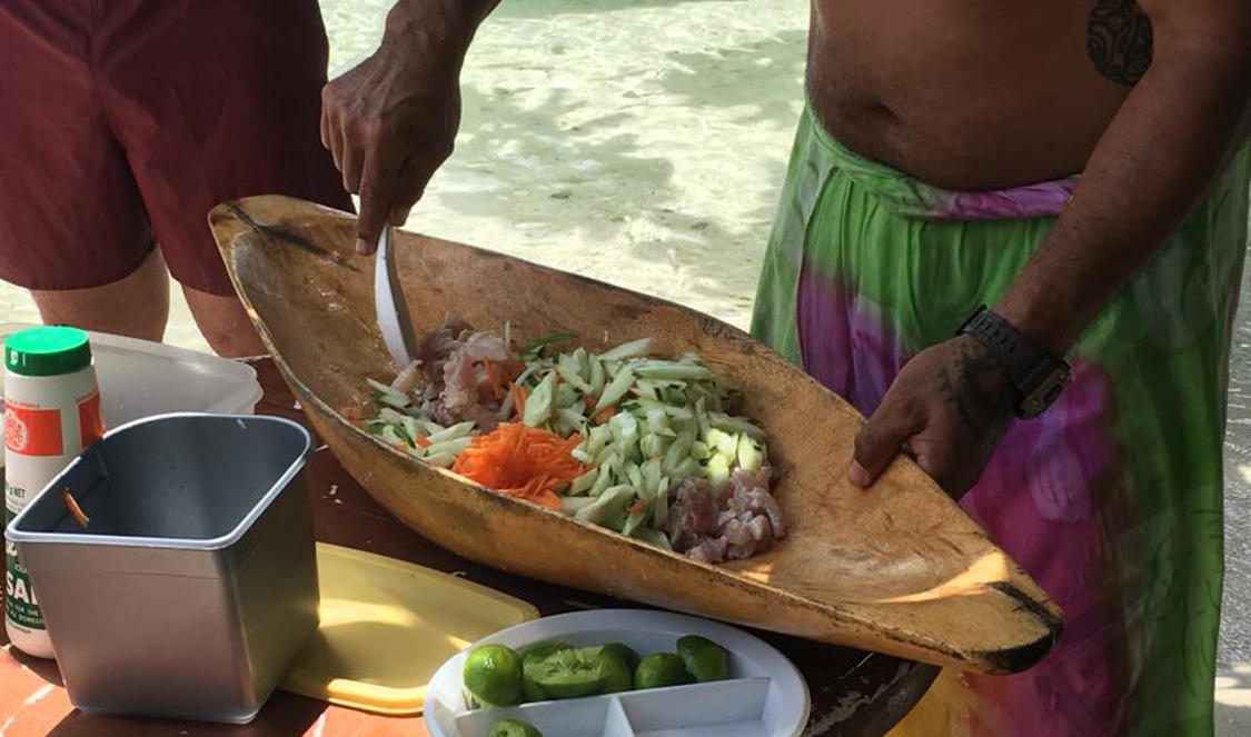 écouvrez la préparation du poisson cru tahitien à Huahine pendant votre séjour en Polynésie