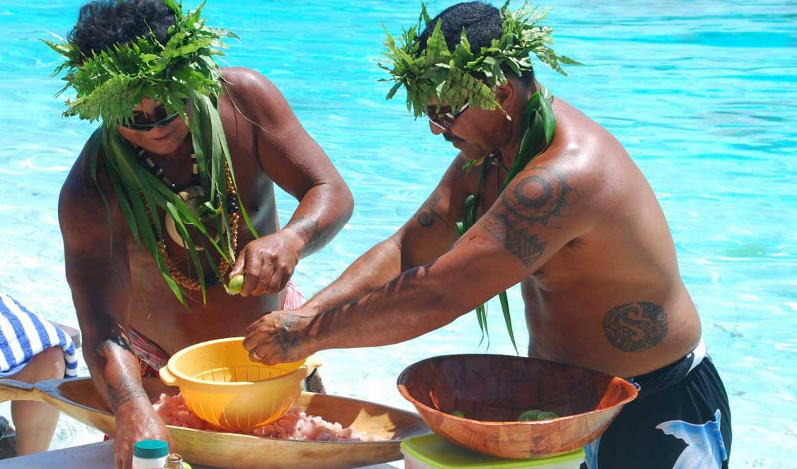 découvrez la préparation du poisson cru tahitien à Huahine pendant votre voyage en Polynésie
