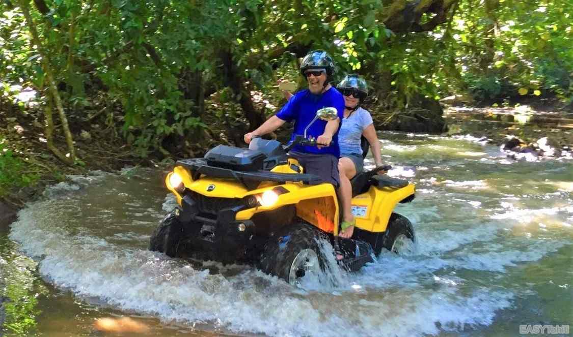 tour en quad traversée rivière à Moorea durant votre voyage en Polynésie