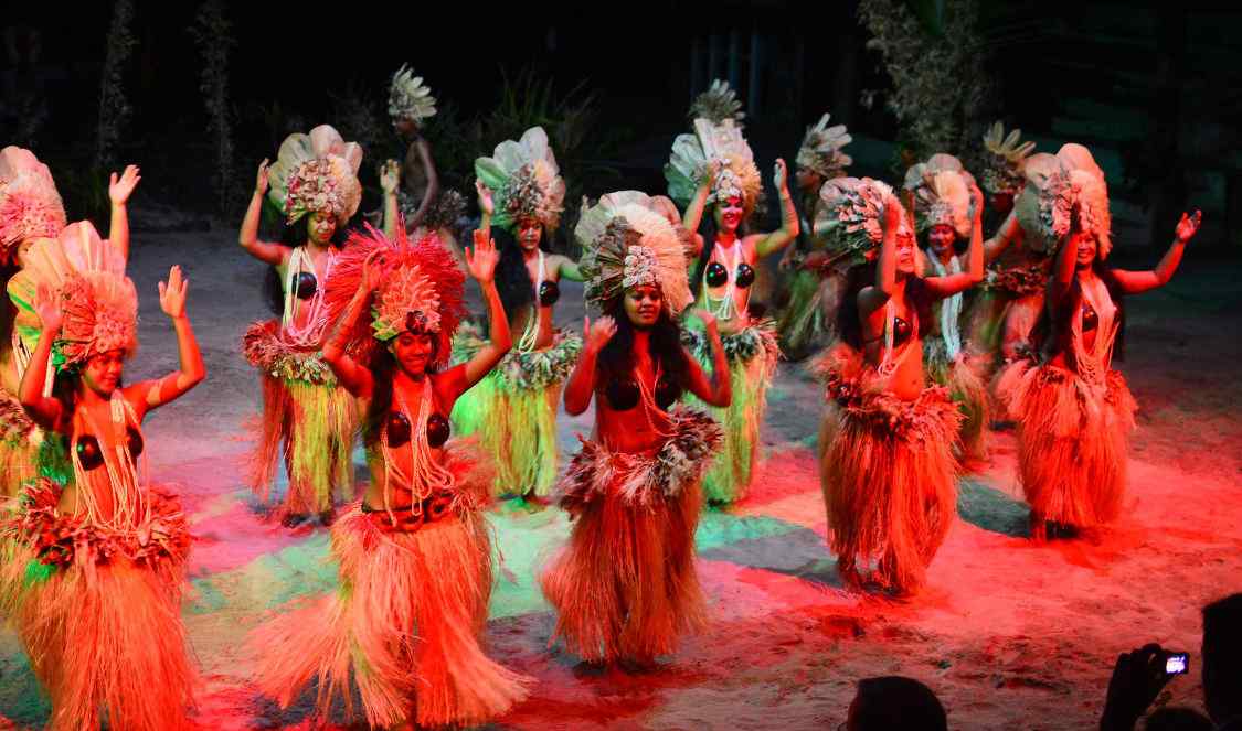 spectacle de danses tahitiennes à Moorea en Polynésie