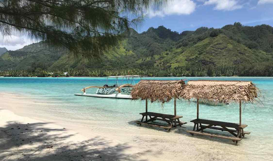 le coin rêvé pour votre déjeuner les pieds dans l'eau à Moorea durant votre voyage en Polynésie