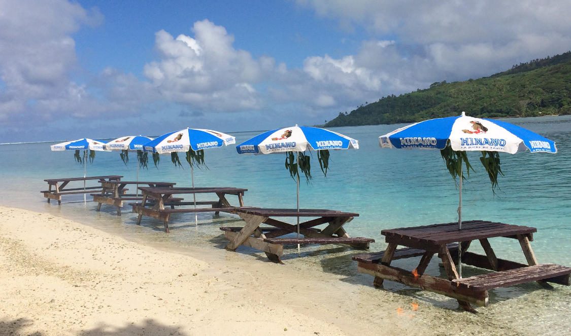 venez déjeuner les pieds dans l'eau à Huahine pendant vos vacances en Polynésie