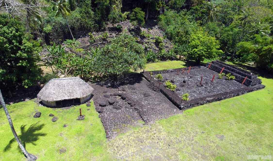 marae ou lieu de culte ancien dans une vallée de Tahiti