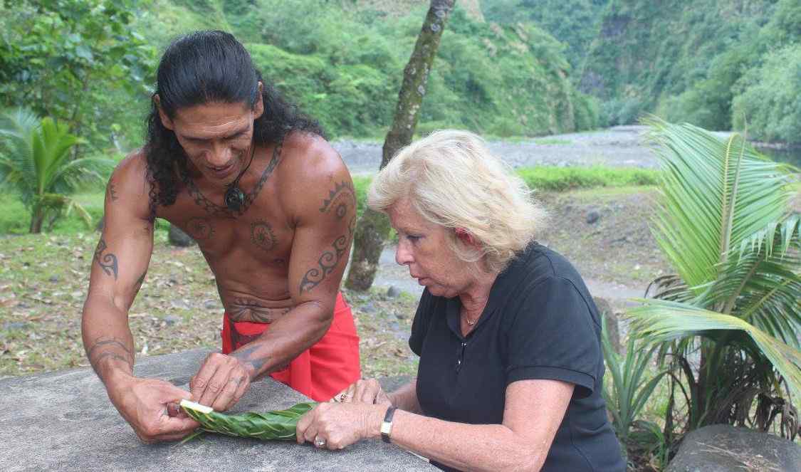 apprendre à tresser les palmes de cocotiers avec un guide local à Tahiti, à faire durant votre voyage en Polynésie