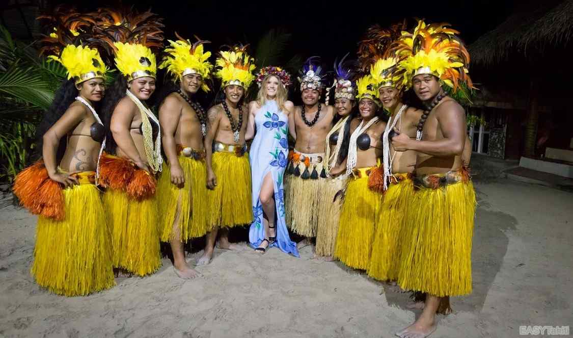 prenez une photo avec les danseurs de la troupe du Tiki Village à Moorea durant votre voyage en Polynésie