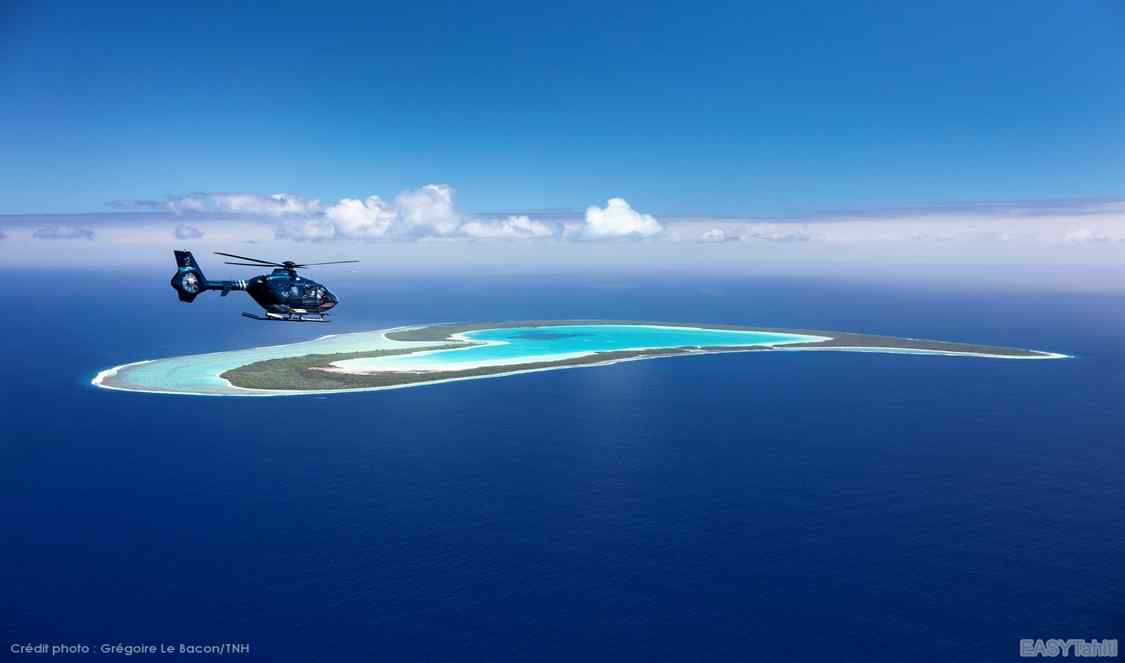 couple en tour en hélicoptère au dessus du lagon de Tupai durant leur voyage en polynésie