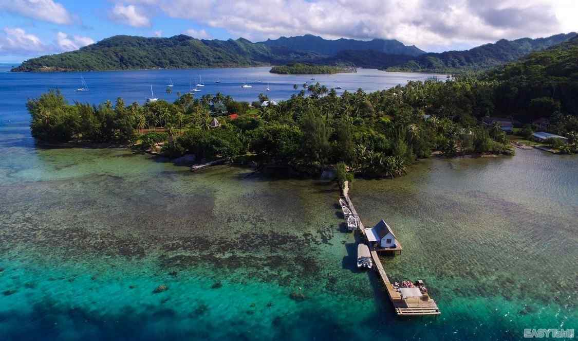 vue aérienne d'une ferme perlière à Tahaa à visiter durant votre voyage en Polynésie
