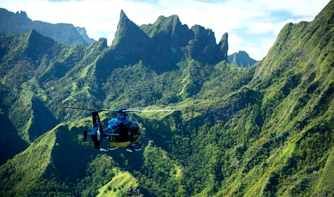 tour en hélicoptère avec vue montagnes à Tahiti en polynesie