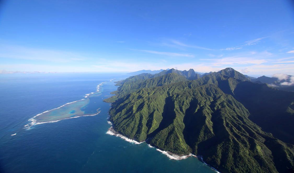 tour en hélicoptère avec vue sur le te pari et teahupoo à Tahiti en polynesie