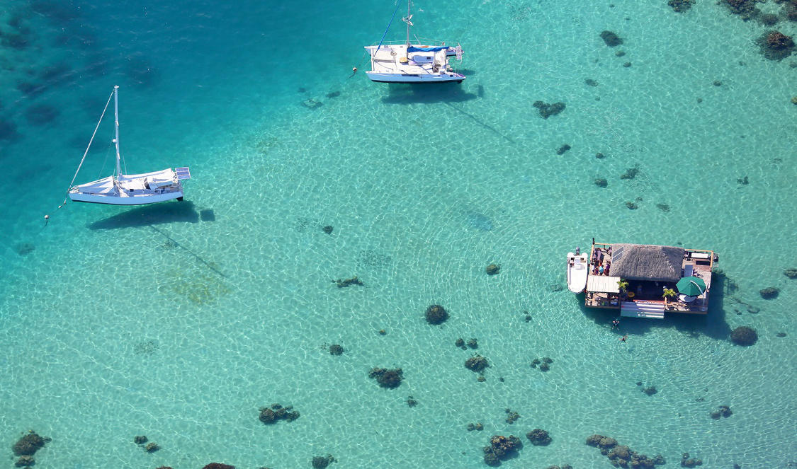 tour en hélicoptère avec vue sur le lagon et les bateaux à Tahiti en polynesie