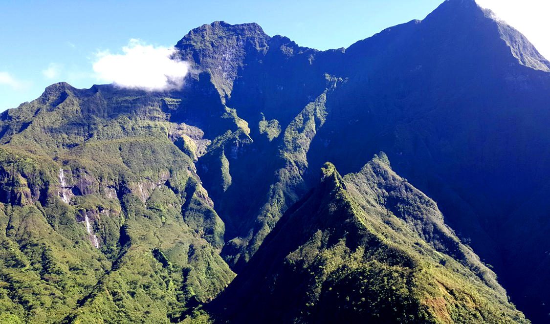 vue sur les montagnes de Tahiti en polynésie depuis un hélicoptère